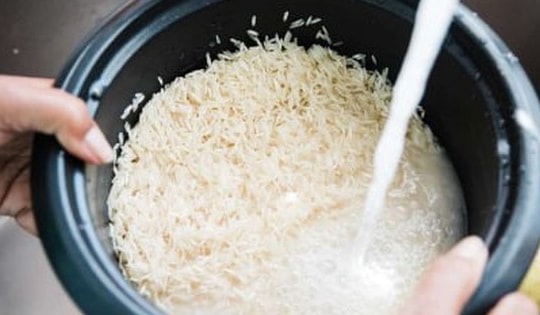 Vì sao không nên trực tiếp vo gạo trong ruột nồi cơm điện?