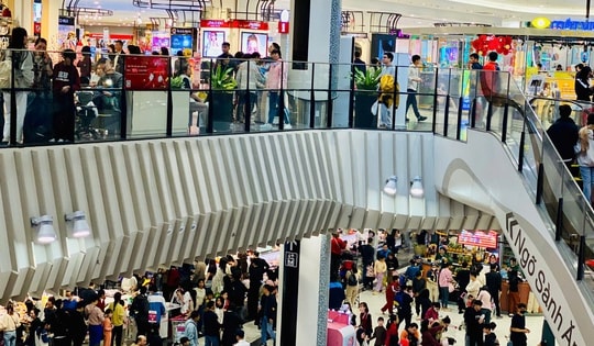 Người dân đổ về chật kín các khu trung tâm thương mại lớn ngày tết Dương lịch