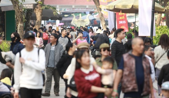 Vườn thú Hà Nội thu hút hàng chục nghìn người trong ngày nghỉ Tết Dương lịch 2025