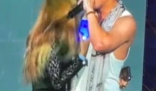 Tranh cãi hành động tặng áo 180 triệu đồng cho fan nữ 'vượt rào' của Sơn Tùng