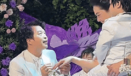 Cặp đôi Vbiz có màn cầu hôn "chốt sổ" 2024: Dàn sao chứng kiến, chú rể nói 1 câu gây ngỡ ngàng!