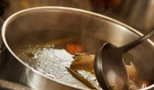 Vì sao các đầu bếp thường bỏ đá lạnh vào nồi nước hầm xương?