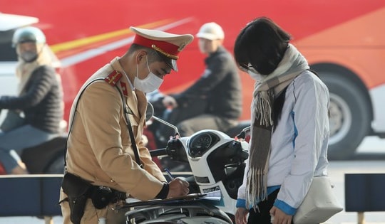 Mức phạt khi vượt đèn đỏ tăng cao nhưng nhiều trường hợp ở Hà Nội vẫn vi phạm