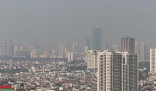Nhà cao tầng chìm trong 'sương mờ', Hà Nội ô nhiễm nghiêm trọng