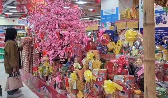 'Dàn trận' khuyến mại cuối năm 2025: Các 'ông lớn' bán lẻ đưa hàng về tận nhà người dân