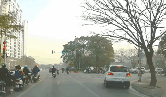 Người dân phản ánh nhiều nút giao ở Hà Nội 'đang xanh bỗng dưng nhảy đỏ' khiến lái xe không kịp trở tay