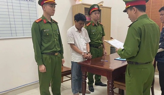 Bắt khẩn cấp kẻ tát vào mặt công an khi được khuyên đi viện cấp cứu