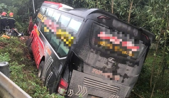 Phát hiện 10 bánh heroin, 15 kg nghi ma túy đá trong khoang xe khách bị tai nạn giao thông