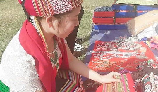 Rộn rã sắc xuân chợ phiên vùng cao xứ Nghệ