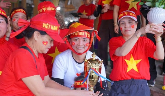 Tiểu thương 'nhuộm đỏ' chợ tiếp sức đội tuyển Việt Nam đá chung kết