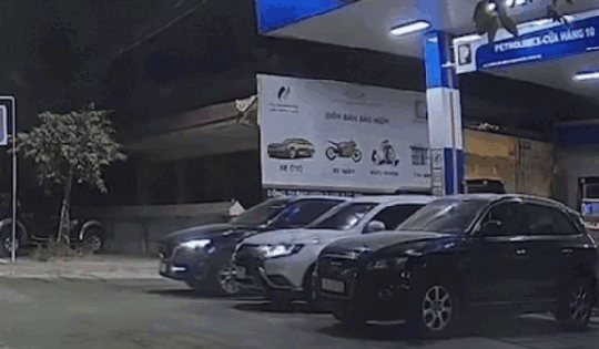 Khoảnh khắc trụ bơm xăng bốc cháy ngùn ngụt sau pha lùi ‘tốc độ cao’ của xe ô tô