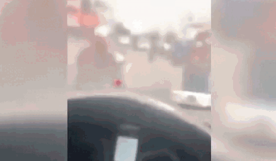 Người đàn ông đi xe máy chặn đầu, dùng đá đập phá xe BMW giữa đường