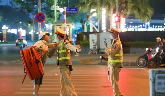 Nhiều người vẫn vi phạm nồng độ cồn, có trường hợp khoác ba lô 'bỏ về'