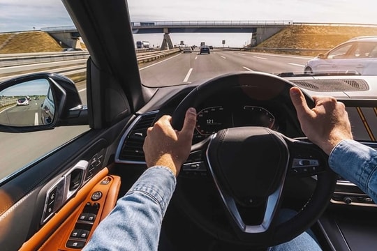 Vô lăng ô tô rung lắc: Nguyên nhân và cách khắc phục