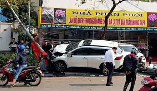 Hà Nội: Xe ô tô con mất lái, gây tai nạn liên hoàn trên đường Nguyễn Phong Sắc