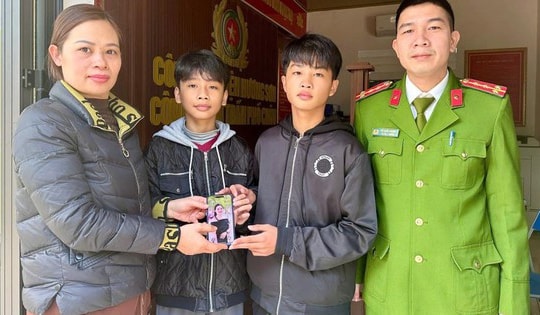 Hai học sinh trả lại điện thoại Iphone cho người đánh rơi