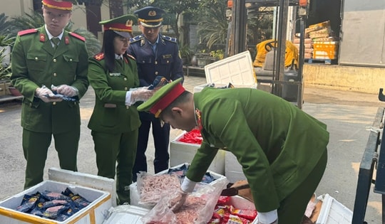 Bắt giữ gần 2 tấn thực phẩm bẩn chuẩn bị đưa ra thị trường tiêu thụ