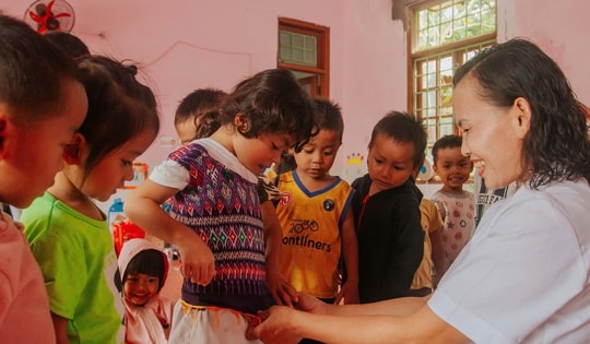 Tấm lòng cô giáo vùng cao: Hàng chục năm may áo gửi yêu thương đến học trò Pa Cô