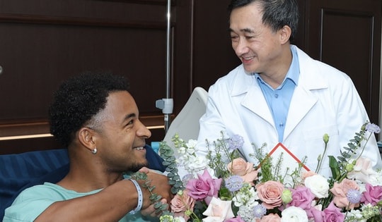 Thứ trưởng Bộ Y tế Trần Văn Thuấn thăm, chúc mừng cầu thủ Xuân Son phẫu thuật thành công