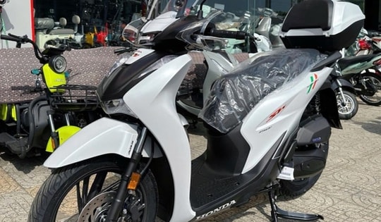 Xe ga SH 150i 2025 siêu đẹp, có ABS 2 kênh về Việt Nam có giá bao nhiêu khiến dân tình xôn xao?