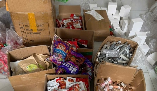 Tiểu thương Hà Nội công khai bày bán hơn 13 tấn thực phẩm nhập lậu do nước ngoài sản xuất