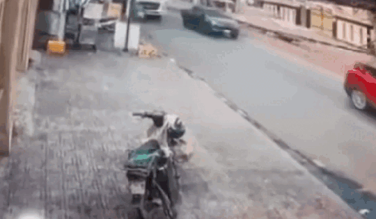 Khoảnh khắc xe bồn vượt 'ẩu', va chạm xe ôm công nghệ khiến 1 người tử vong