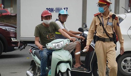 Quy định mới nhất về mức phạt không gương áp dụng từ 2025