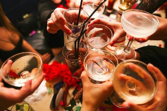 Chén rượu ngày Xuân gây nguy hiểm khi dùng chung với thuốc như thế nào?