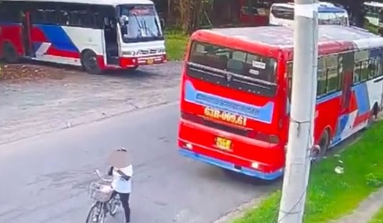 Khởi tố tài xế lùi xe ô tô làm chết nữ công nhân