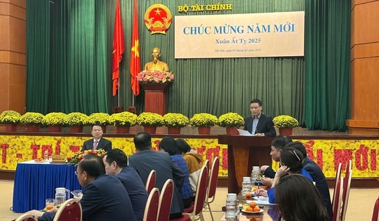 Từ 2025, 'siết chặt' thuế từ livestream bán hàng của người nổi tiếng