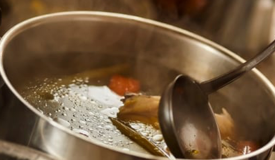 Vì sao các đầu bếp thường cho đá lạnh vào nồi nước hầm xương?