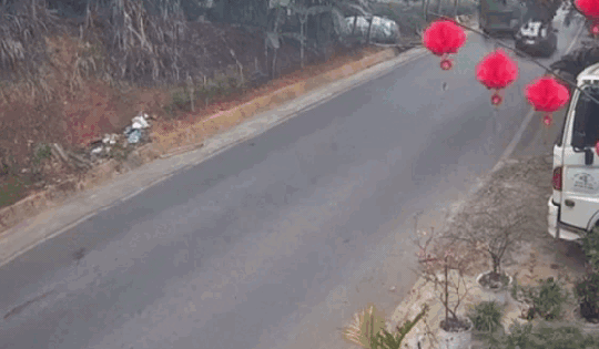 Khoảnh khắc xe bồn mất phanh, lao xuống vực khiến 2 người tử vong ở Yên Bái