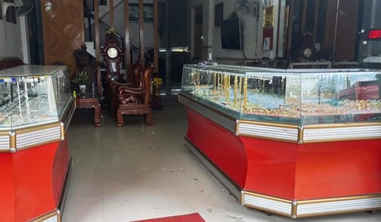 Bắt đối tượng dùng búa và hơi cay cướp cửa hàng vàng