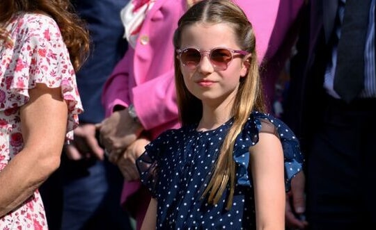Công chúa Charlotte lại gây sốt, không phải bởi thời trang mà vì màu tóc tự nhiên nhưng cực kỳ thời thượng