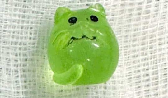 Bé gái 6 tuổi tự nhét đồ chơi trong 'túi mù' vào vùng kín