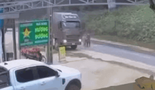 Dắt xe đạp sang đường đúng 'điểm mù' của xe đầu kéo, người phụ nữ gặp tai nạn thương tâm