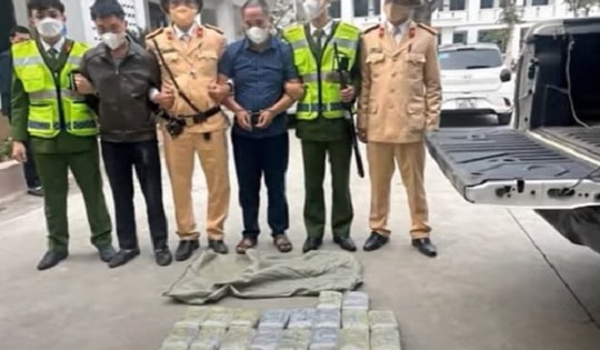 Cảnh sát truy đuổi nghẹt thở, nổ súng khống chế xe ô tô chở Chủ tịch xã cùng 34 bánh heroin