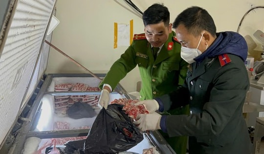 Kinh hoàng gần 3,3 tấn nầm, tràng, chân gà đã biến đổi màu sắc, bốc mùi 'suýt' lên mâm cơm gia đình