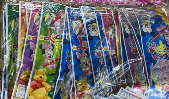 Hà Nội: Ngăn chặn hơn 13 tấn đồ ăn vặt trẻ em yêu thích không rõ nguồn gốc ra thị trường