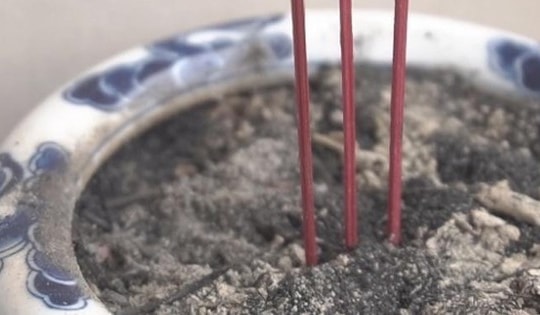 Tại sao cần để lại 1-3-5-7-9 chân nhang sau khi tỉa chân nhang bát hương những ngày cuối năm 2024 ?