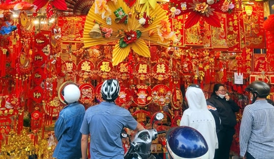TP Hồ Chí Minh: Đường Hải Thượng Lãn Ông rực rỡ sắc màu của đồ trang trí Tết