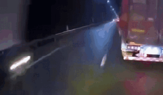 Thót tim cảnh xe khách vượt ẩu, đối đầu xe máy khiến 1 người tử vong