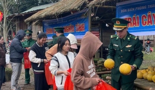 Ấm áp gian hàng 0 đồng mang Tết đến với người dân khó khăn nơi biên giới