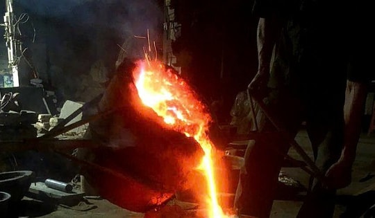 Làng đúc đồng ở Nam Định rực lửa những ngày cận tết Nguyên đán