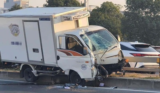 Hà Nội: Xe máy va chạm xe tải khiến 3 người tử vong