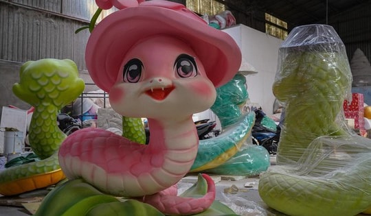 Bên trong xưởng chế tác linh vật Tết Ất Tỵ được hỗ trợ bởi cánh tay robot