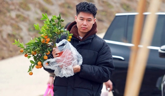 Cận tết Nguyên đán, người dân Hà Nội cấp tập sắm lễ để tảo mộ cuối năm