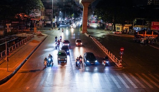Hình ảnh khác lạ của giao thông Hà Nội trong những đêm cuối tuần rét 10 độ