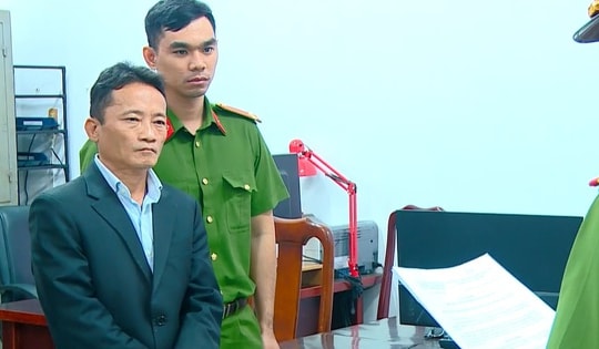 Khởi tố và bắt tạm giam người đàn ông đi Mercedes rút kiếm đe dọa nữ nhân viên môi trường