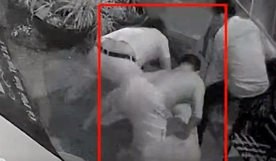 Tạm giữ 3 đối tượng đánh tài xế taxi rồi hỏi 'Mày biết tao là ai không?'